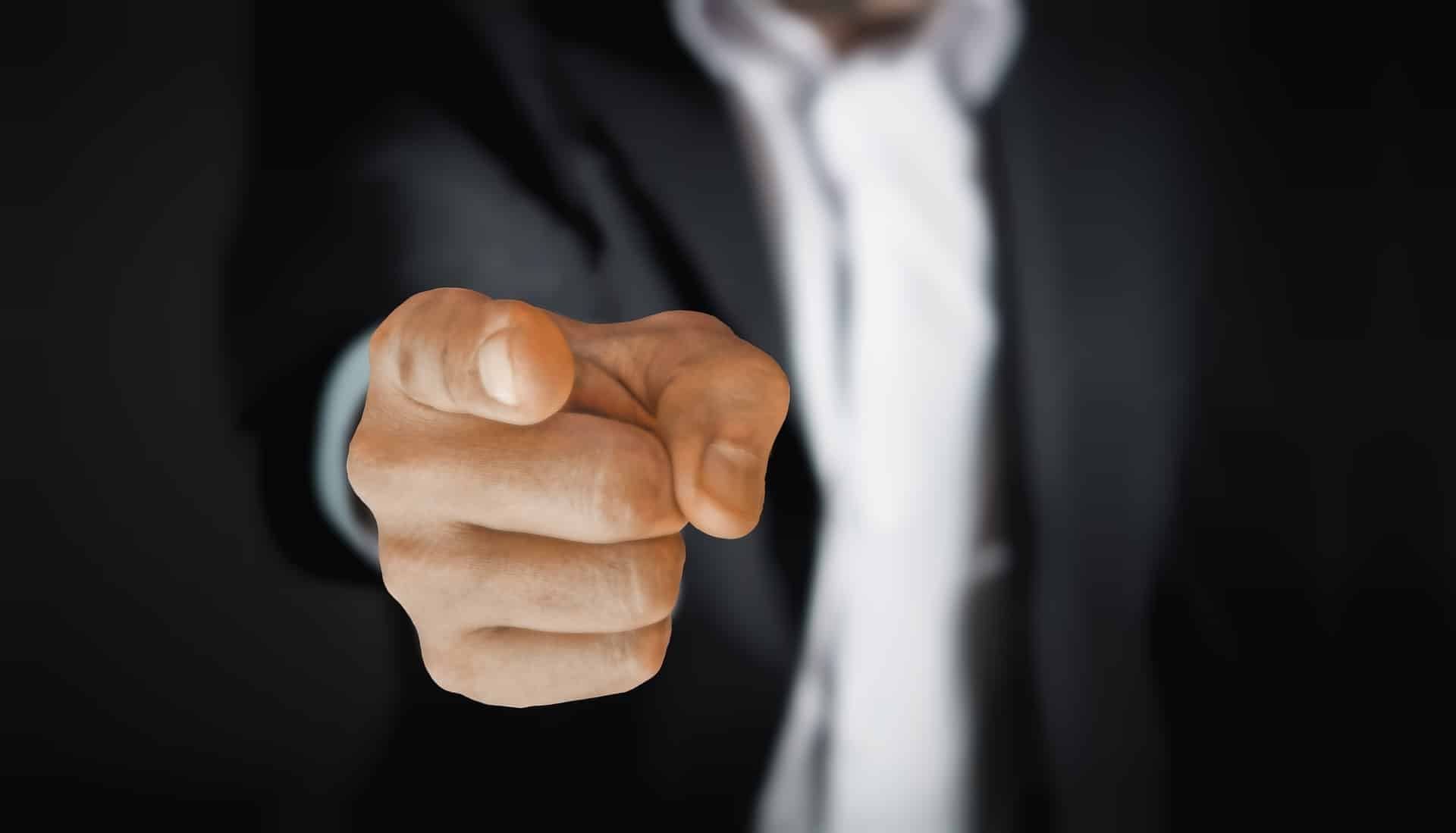 Mann zeigt auf dich - Schuldzuweisung bei Schimmelpilzbefall
